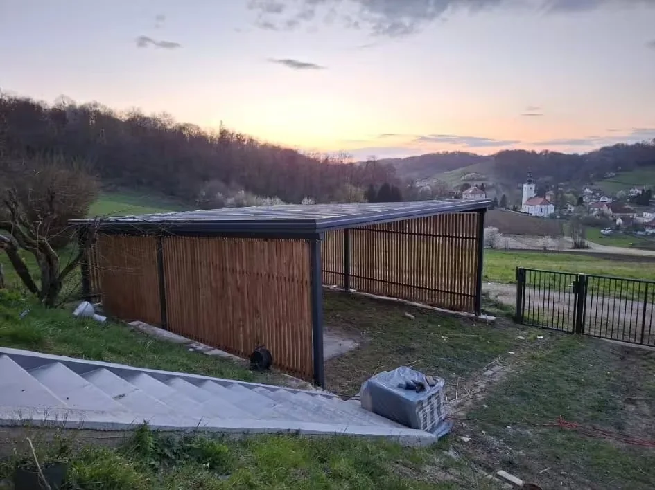 Samostojeća metalna nadstrešnica s bočnim lamelama