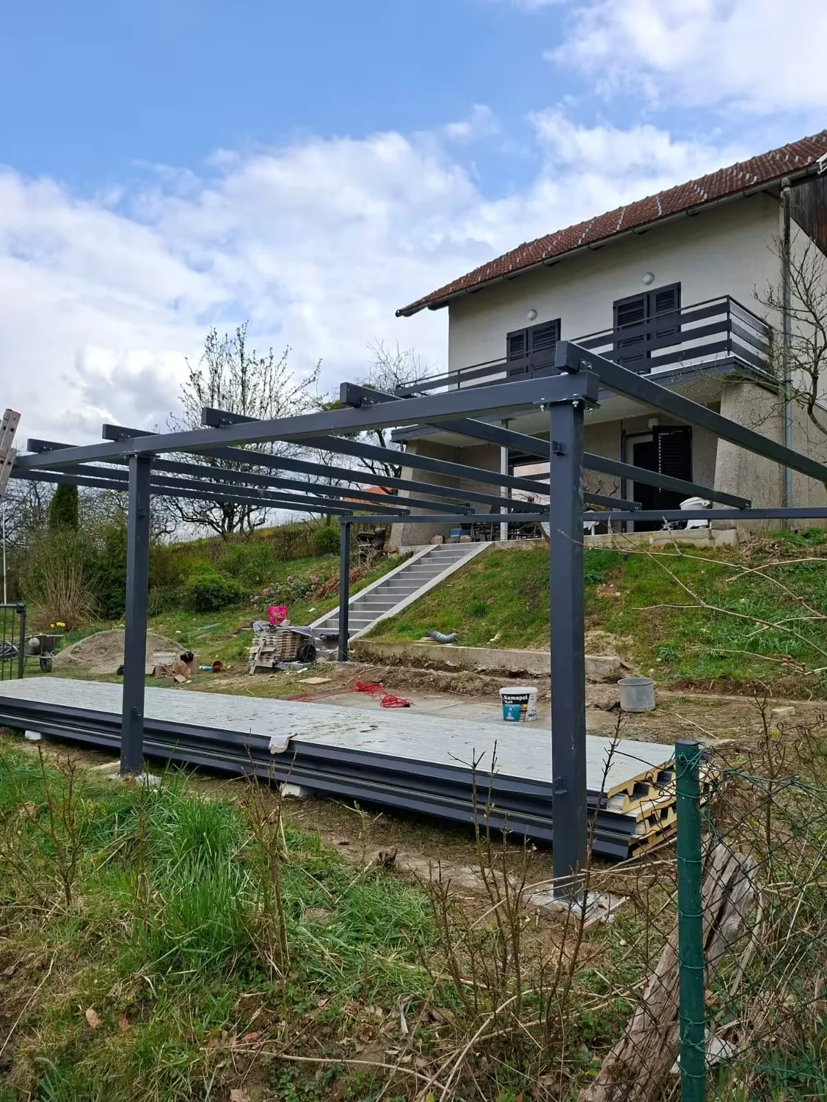 Metalna konstrukcija nadstrešnice tijekom izrade