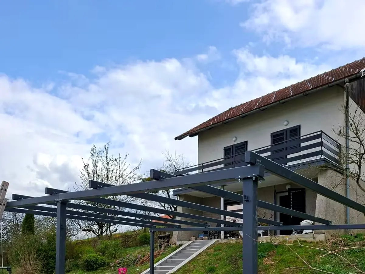 Čelična konstrukcija veće nadstrešnice u fazi izrade