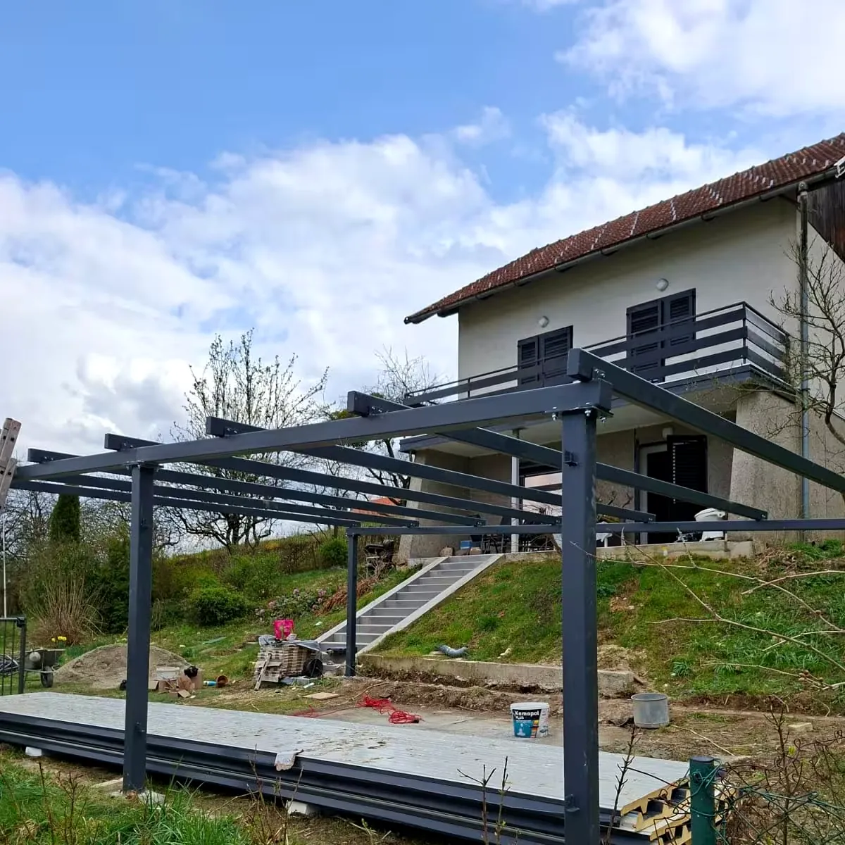 Detalj čeličnog spoja konstrukcije nadstrešnice u izradi