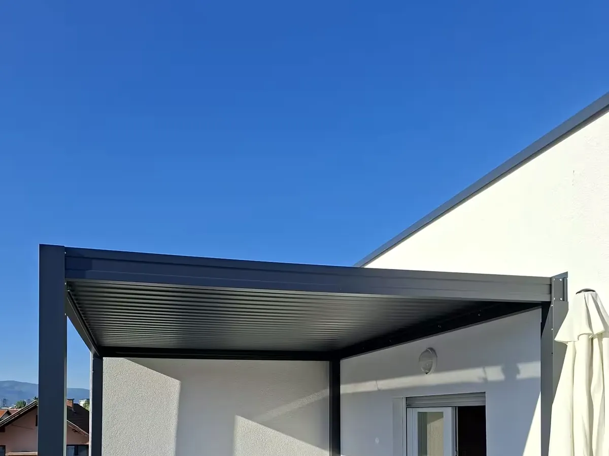 Metalna nadstrešnica za terasu uz stambeni objekt